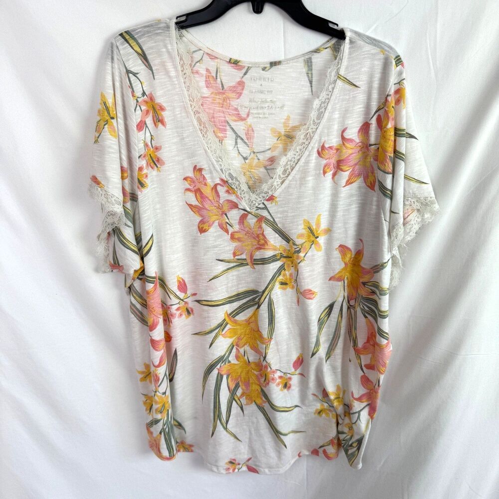 Torrid Women's Top Size 4/4X Classic Fit Tee Floral Print Short Sleeves